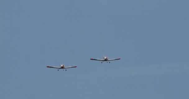 Duo Ljus Propeller Flygplan Utför Spännande Head Inflygning Hög Hastighet — Stockvideo