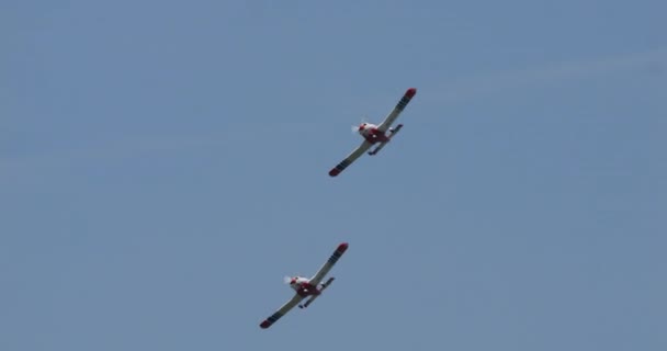北约的两架小型螺旋桨飞机表现出卓越的驾驶精度 进行了紧密 高速的一致转弯 展示了他们先进的空中机动技术 Zlin 242L — 图库视频影像