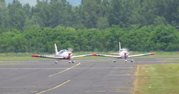 滑走路から新しいパイロットタクシーを選択するために利用された航空機は 厳しい訓練の開始を示しています スロベニア空軍のZlin 242L — ストック動画