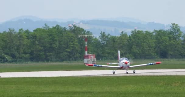 在成功着陆后 装饰在斯洛文尼亚国旗上的轻型螺旋桨飞机向停车场驶去 Zlin 242L 斯洛文尼亚空军 — 图库视频影像