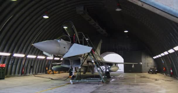 意大利伊斯特拉纳2023年12月13日 意大利空军的现代欧洲战斗机台风在一个机库内进入警戒状态 准备立即起飞巡逻北约领空 — 图库视频影像