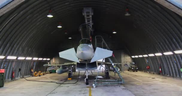 意大利伊斯特拉纳2023年12月13日 意大利空军的欧洲战斗机台风 Eurofighter Typhoon 在其装甲掩蔽所内待命 准备在警报响起后立即起飞 以保卫北约领空 — 图库视频影像