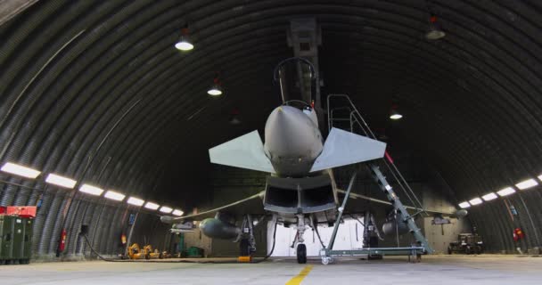 意大利伊斯特拉纳 2023年12月13日 战斗机准备在警报响起后立即起飞 表现出防御的准备状态 意大利空军的欧洲战斗机台风在庇护所内的低角度视野 — 图库视频影像