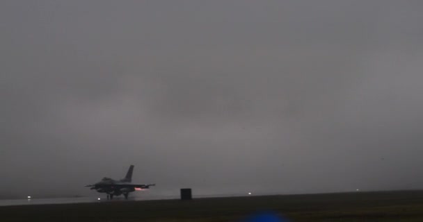北约的超音速防御飞机从被水淹的跑道上猛烈起飞 在巨大的水面上投射出巨大的水云 显示出强大的空中力量 — 图库视频影像