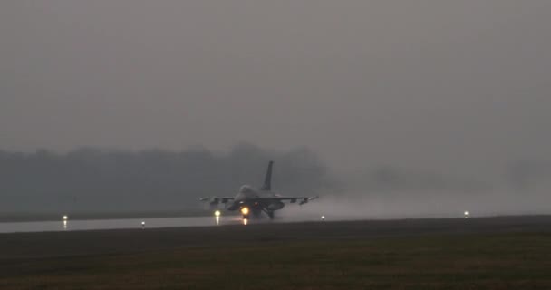 美国北约战斗机从被水淹的跑道上带着满满的燃烧器起飞 用可见的燃烧器火焰和巨大的水雾展现了惊人的威力 — 图库视频影像