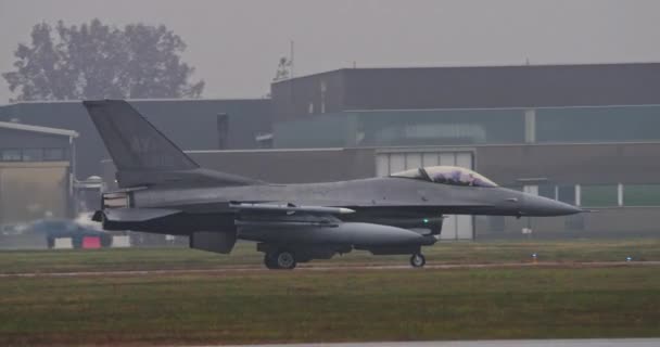 在倾盆大雨中 一架战斗机准备起飞 象征着北约在任何天气情况下都致力于保护其领空 美国空军洛克希德F 16毒蛇 — 图库视频影像
