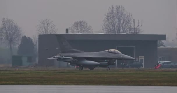 美国空军的一架F 16毒蛇不顾部队的威胁 在跑道上机动 准备在暴雨中起飞 美国空军洛克希德F16毒蛇 — 图库视频影像