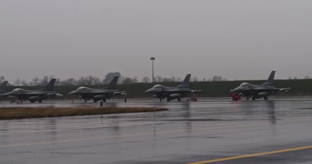 4機のアメリカのF 16戦闘機は 軍用空港滑走路で準備ができており 降下を耐え 即時離陸を余儀なくされた アメリカ空軍ファルコンと戦う — ストック動画