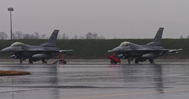 战斗机在跑道上等待 被雨水淋湿 但准备快速部署 体现了准备状态 美国空军F 16战斗机与猎鹰战斗的总体动态 — 图库视频影像