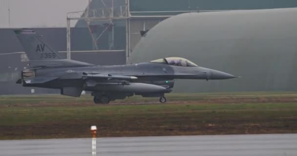 Viper Manoeuvres Militaire Luchthaven Start Landingsbaan Intense Regenval Algemeen Dynamics — Stockvideo