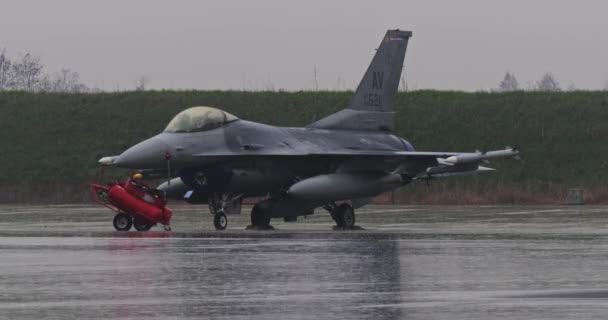 停在跑道上的美国战斗机准备在暴雨中立即起飞 美国空军F 16战斗机与猎鹰战斗的总体动态 — 图库视频影像