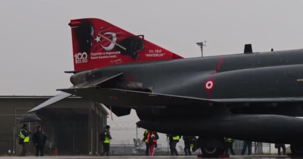 トルコ空軍のマクドネル ダグラスF 4ファントムIiは トルコ国旗と尾のシンボルを掲げ ミャン アタチュルクが通過して100年を記念し 国家の誇りと歴史的記憶を体現しています — ストック動画