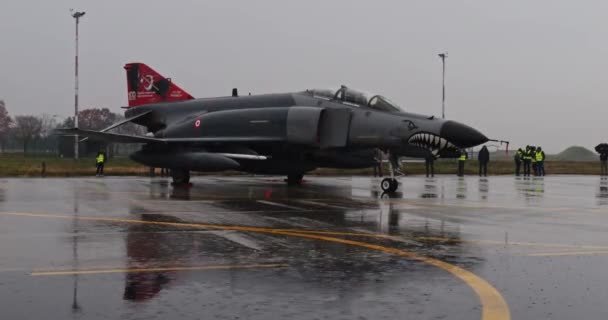 土耳其空军一架德高望重的麦克唐纳道格拉斯F 4幻影Ii型飞机尽管年代久远 但仍在暴雨中站稳 随时可供立即部署 显示出其持久的服务能力和复原力 — 图库视频影像