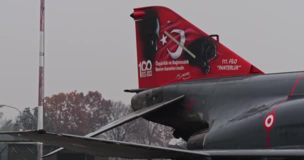 为纪念凯末尔 阿塔图尔克逝世一百周年 土耳其一架涂有民族色彩的战斗机的尾翼特写 象征着尊重和民族自豪感 — 图库视频影像