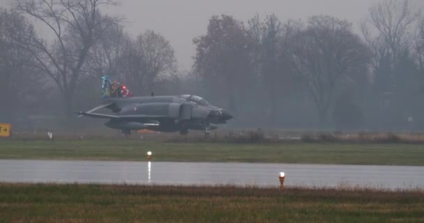 Dunkelgraue Kampfflugzeugtaxis Der Ferne Unter Einem Stetigen Regenguss Sein Schwanz — Stockvideo