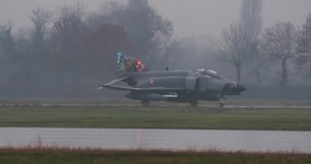 Nato Sötétszürke Harci Repülőgépei Óvatosan Haladnak Felszállás Felé Egy Ködbe — Stock videók