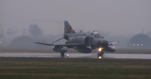 Närbild Ett Stridsflygplan Från Kalla Kriget Nato Som Taxar Banan — Stockvideo