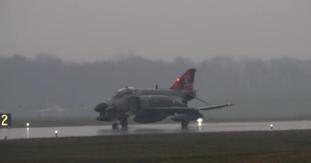 冷战战斗机飞离跑道 其灯光反射在潮湿的地面上 Mcdonnell Douglas 4土耳其空军幻影Ii — 图库视频影像