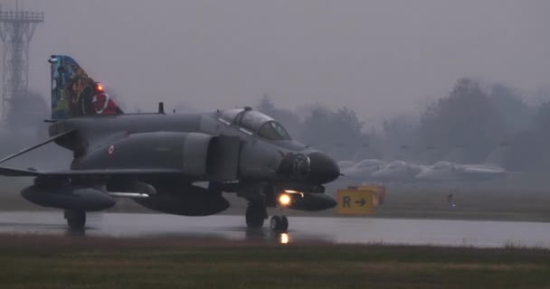 Tyrkiske Air Force Phantom Taxier Våd Landingsbane Kraftig Regn Dens – Stock-video