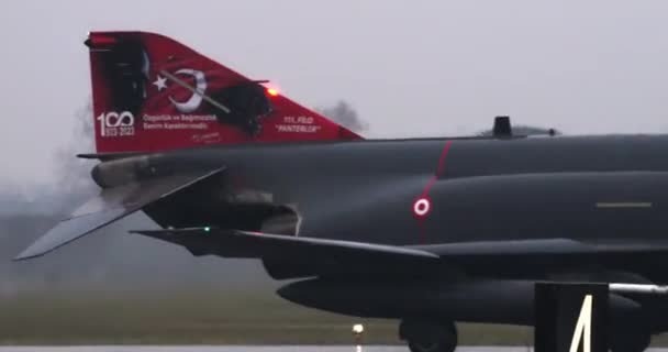 Primer Plano Una Cola Aviones Combate Adornada Con Símbolos Turcos — Vídeos de Stock