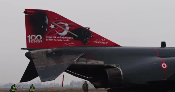 Közeli Kép Egy Régi Vadászgép Jet Tail Festett Török Szimbólumokkal — Stock videók