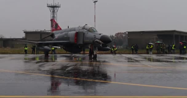 Unter Dem Regen Stationierter Kampfjet Dessen Bild Sich Anmutig Auf — Stockvideo