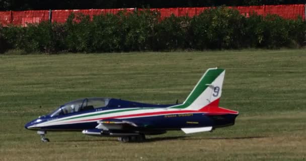 Modelo Jet Controlado Por Radio Del Frecce Tricolori Aermacchi 339 — Vídeos de Stock