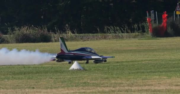 Montagnana Itália 2023 Outubro Modelo Aeronave Militar Desacelera Uma Pista — Vídeo de Stock
