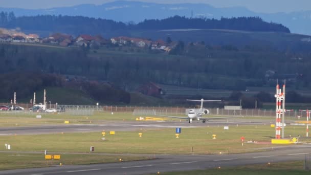 ペイツェルン スイス 2024年1月15日 裕福なビジネスマンのための選択のジェットガルフストリームG650は離陸のためのターマックに準備ができて 豪華な旅の始まりを伝えます — ストック動画