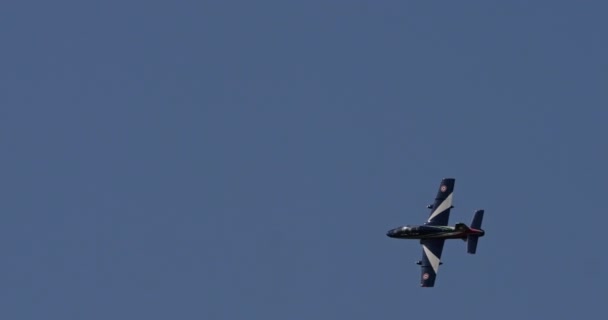 Montagnana Talya Ekim 2023 Uzman Pilot Modeli Mavi Gökyüzünde Uçuyor — Stok video