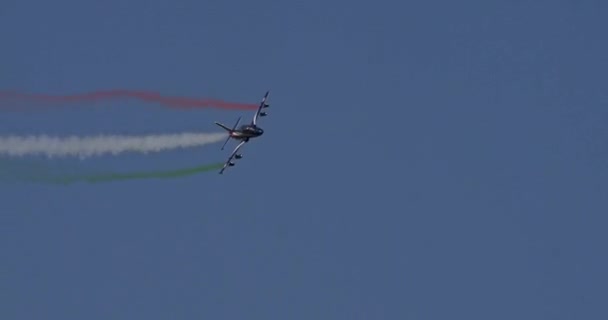 Montagnana Italien Oktober 2023 Modellflugzeug Hebt Den Himmel Hinterlässt Rauchspuren — Stockvideo
