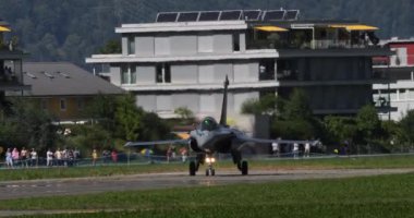 Mollis İsviçre 19 Ağustos 2023: Sofistike bir Jet Savaşçısı Güneşli Bir Gün 'de Bir İsviçre Pistinde Zarifçe Harekete Geçiyor. Fransız Hava Kuvvetleri 'nden Dassault Rafale.