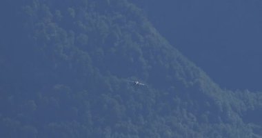 Mollis İsviçre 19 Ağustos 2023: İsviçre Kulesi Majestic Valley Dağları arasındaki hava sahasında yol alırken Modern Fighter Jet 'in alçalması. Fransız Hava Kuvvetleri 'nden Dassault Rafale.