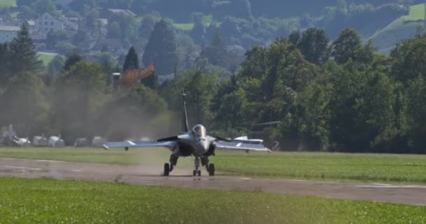 莫利斯 瑞士2023年8月19日 完全展示特技飞行能力以对抗戏剧性的后空翻 战斗机喷气式飞机在跑道上准备释放它的力量进入天空 法国空军的Dassault Rafale — 图库视频影像