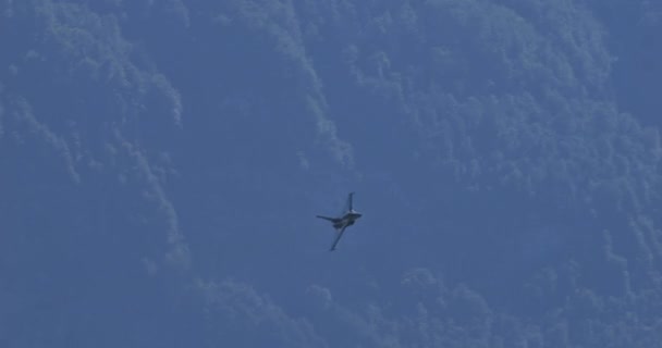 2023年8月19日 モリス スイス スリーク モダン ファイター ジェット ツイストとしての航空の修士号と 危機マウンテン エアを通してターンズ — ストック動画