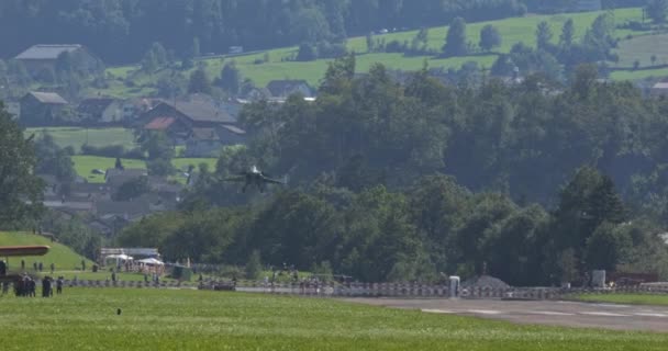 Mollis Switzerland Agosto 2023 Contemporary Fighter Jet Elegantly Lands Scenic — Vídeo de stock