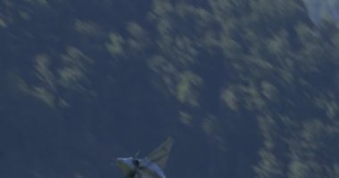 Mollis İsviçre 19 Ağustos 2023: Modern Fighter Jet Akrobatik Yeteneklerini İsviçre Dağları 'nın dramatik zemininde sergiledi. Fransız Hava Kuvvetleri 'nden Dassault Rafale.