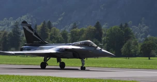莫利斯 瑞士2023年8月19日 现代战斗机在飞行和指挥下的演示 在一个阳光灿烂的日子里 瑞士山谷里的阿尔卑斯山 法国空军的Dassault Rafale — 图库视频影像