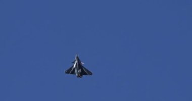 Mollis İsviçre 19 Ağustos 2023: Modern Fighter Jet, Geniş Gök Tablosu Altında Yuvarlanma Manevraları Yaparken Doğruluk ve Çevikliğin Özüne Dönüyor. Fransız Hava Kuvvetleri Rafale 'yi Dassault.