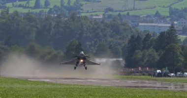 Mollis İsviçre 19 Ağustos 2023: Modern Fighter Jet 'in Metalik Parıltısı Yaz Güneşi' ni Yansıtır. Modern Havacılık Mucizeleri 'nin vasiyeti. Fransız Hava Kuvvetleri 'nden Dassault Rafale.