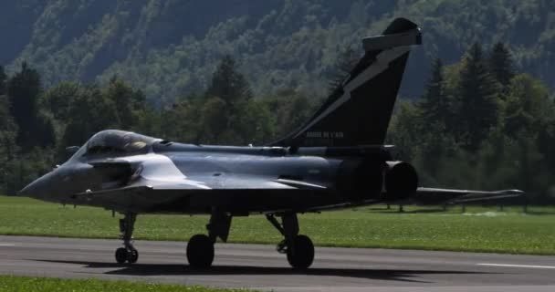 2023年8月19日 モリス スイス 現代の戦闘機とその先進技術のツアーは 滑走路を転がすと期待しています フランス空軍のダッソー ラファール — ストック動画