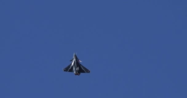 モリス スイス 2023年8月19日 現代の戦闘機ジェットは 青空の広範なキャンバスの下でロールマンブーを実行するので精度と敏捷性の本質に変わります フランス空軍ダッソー ラファール — ストック動画