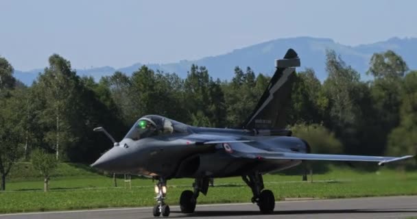 モリス スイス 2023年8月19日 ランウェイでの現代の戦闘機ジェットタクシー それはその差し迫った出発の準備として権力と洗練の感覚を生み出します フランス空軍のダッソー ラファール — ストック動画