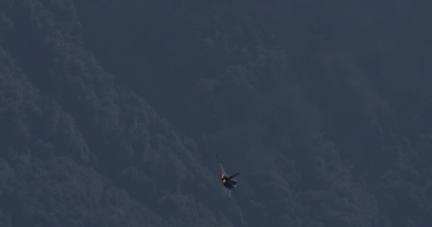 莫利斯 瑞士2023年8月19日 现代战斗机的动态表演 它的轮廓映衬着高山的背景 权力和敏捷的象征 法国空军的Dassault Rafale — 图库视频影像