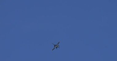 Mollis İsviçre 19 Ağustos 2023: Bir Savaş Uçağı 'nın Silüeti Gökyüzünde Uçuyor. Güçlü motorları, zarif bir şekilde piste doğru inerken kükrer. Fransız Hava Kuvvetleri 'nden Dassault Rafale.