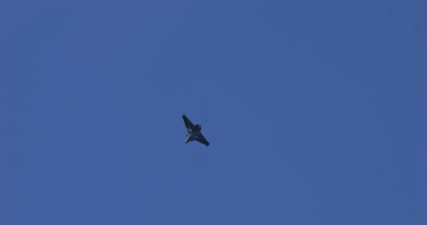 瑞士莫利斯2023年8月19日 飞行员驾驶战斗机通过一系列的吸气任务 阳光从它的Sleek Fuselage上照射下来 法国空军的Dassault Rafale — 图库视频影像