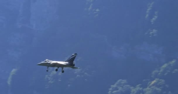 莫利斯 瑞士2023年8月19日 现代战斗机在空中英勇地展示自己的实力 以无与伦比的精确度执行一系列Uphill转弯刀 Dassault Rafale — 图库视频影像