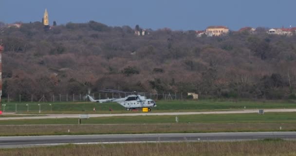 Pula Kroasia Maret 2024 Helikopter Militer Mil Hip Dari Taksi — Stok Video