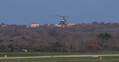Pula Hırvatistan 23 Mart 2024: Rus askeri helikopterleri alçak irtifa ve hızda, tepeler ve güneş ışığıyla uçtu. Hırvat Hava Kuvvetlerinin Mil Mi-171 Kalçası. 