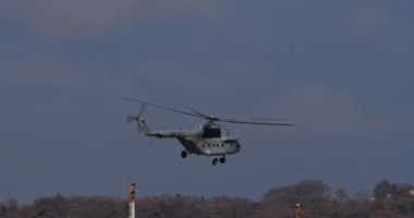 Pula Hırvatistan 23 Mart 2024: Askeri helikopter, veda jesti yaparak alçak irtifada havalimanından havalanacak. Hırvat Hava Kuvvetleri 'nden Mil Mi-171 Hip Sovyet Mi-8' in gelişmiş ihracat versiyonu.